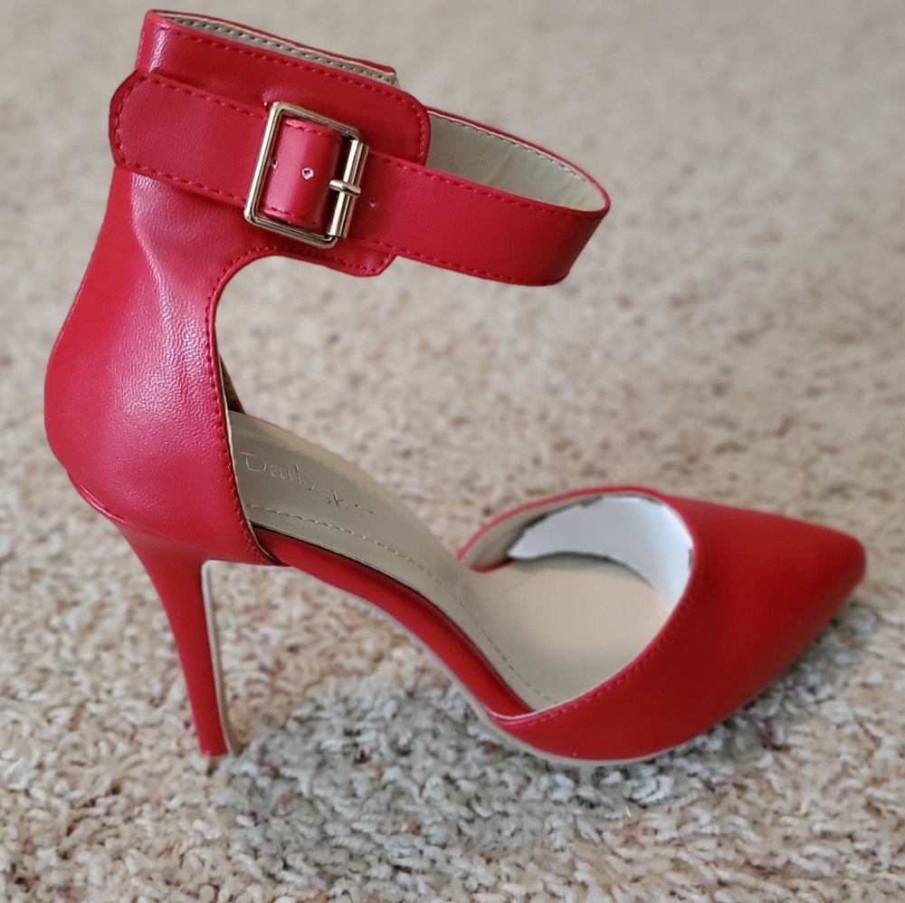 Red high heels size 7.5